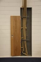 Inbouwnis metaal met houten deur t.b.v. klimtouwen