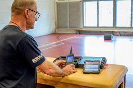 VOLLEDIGE AKOESTISCHE METING GYMZAAL